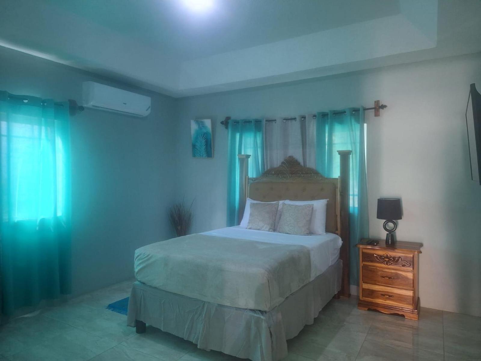 Hill View Vacational Rental Runaway Bay Esterno foto